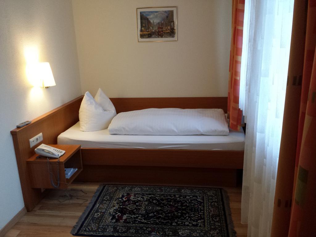 Hotel Am Exerzierplatz Mannheim Room photo